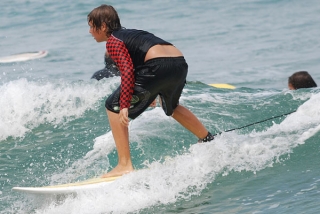 nino surfeando en langre